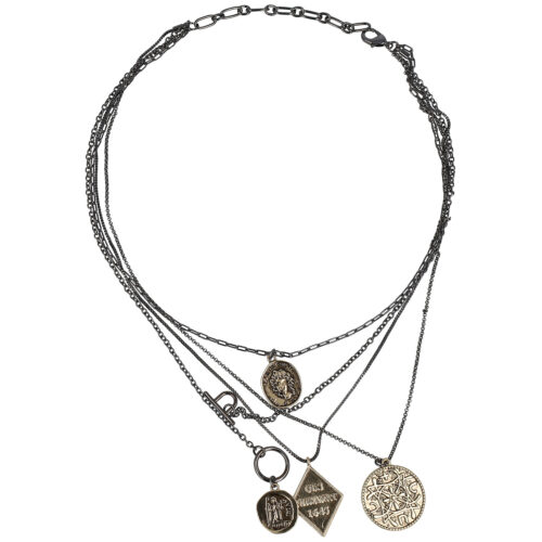 Collana multifili con medaglie