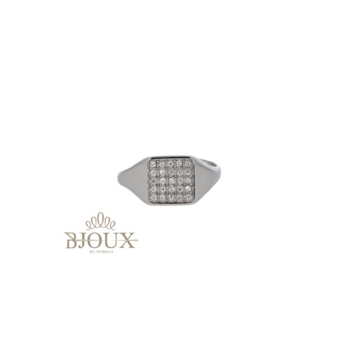 Anello modello chevalier quadrato con zirconi