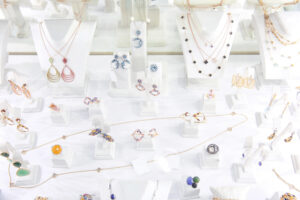 Come scegliere bijoux fashion da rivendere nel tuo negozio